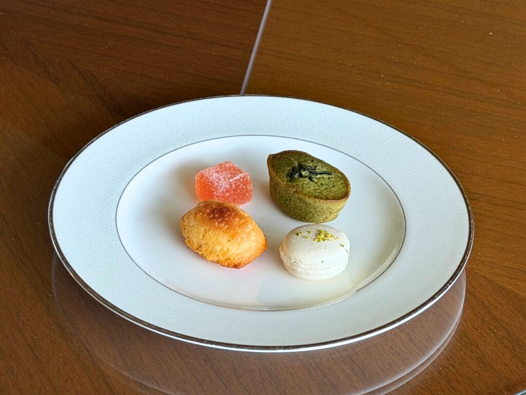 志摩観光ホテルの小菓子プレート。マカロンやフィナンシェなど食後に楽しめるプティフール。