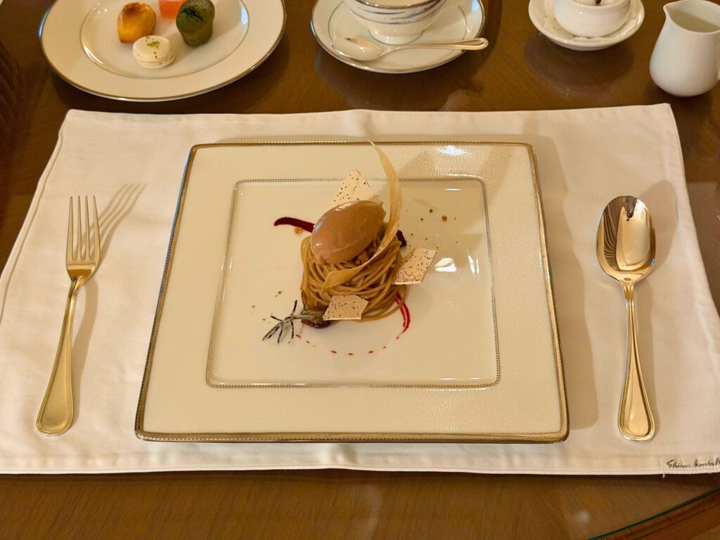 志摩観光ホテルのデセール。モンブラン風に仕上げられた華やかなスイーツプレート。