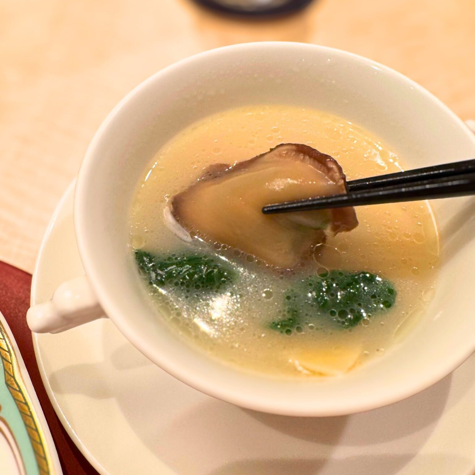 鮑と青菜の白湯スープ。優しい味わいで締めにぴったり