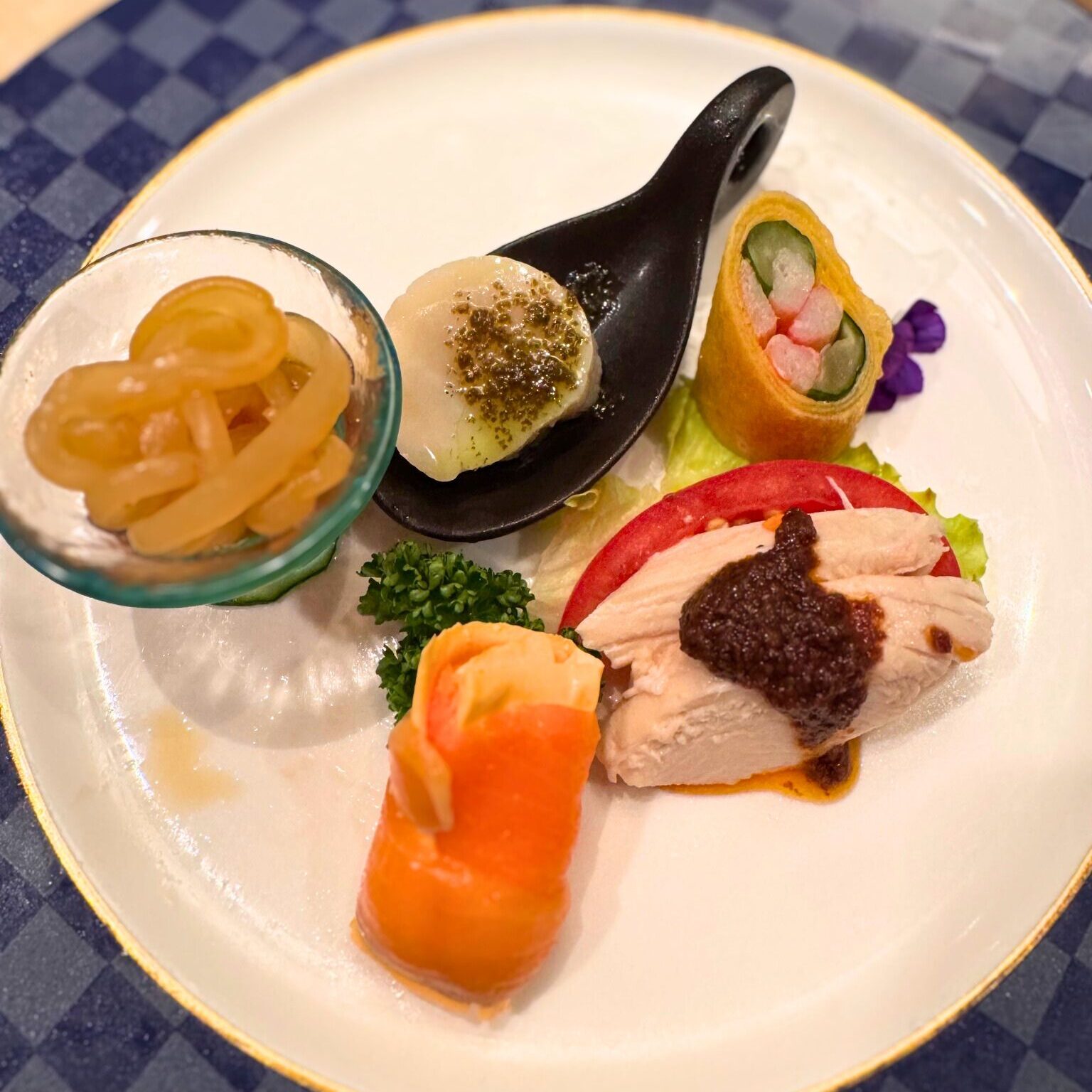 四川「長江」コースの前菜盛り合わせ。蒸し鶏やクラゲなど彩り豊かな一皿