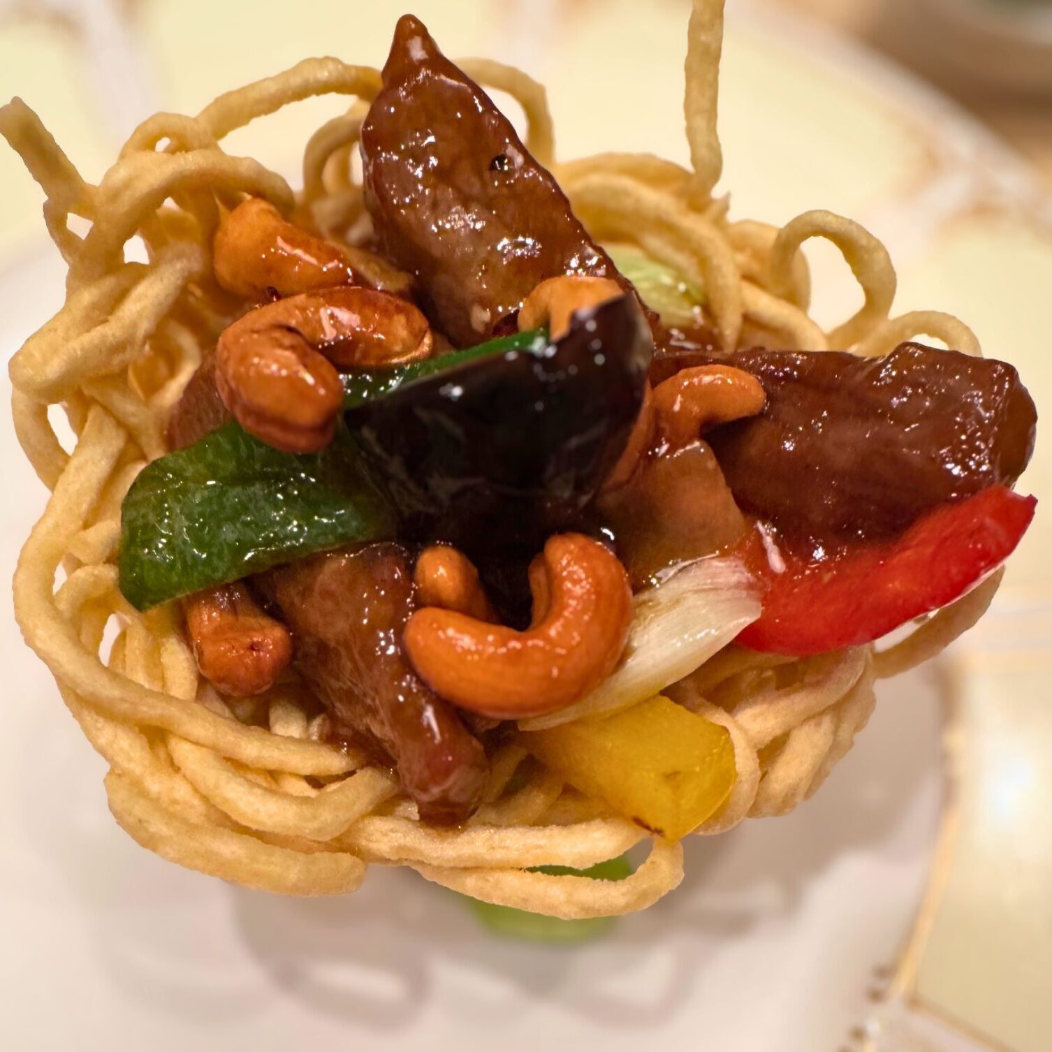 牛ロースの朝天辣炒め。カシューナッツとピリ辛ソースの香ばしさが食欲をそそる