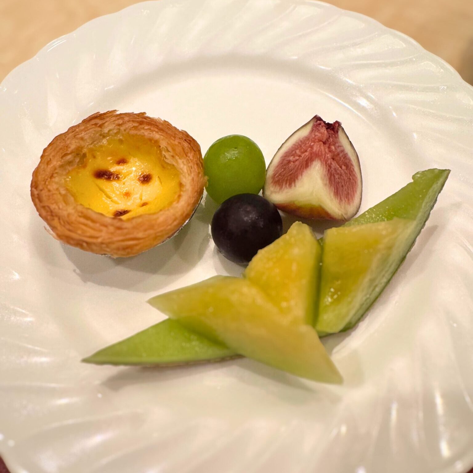 エッグタルトと季節のフルーツ(メロン・いちじく・ぶどう)のデザート