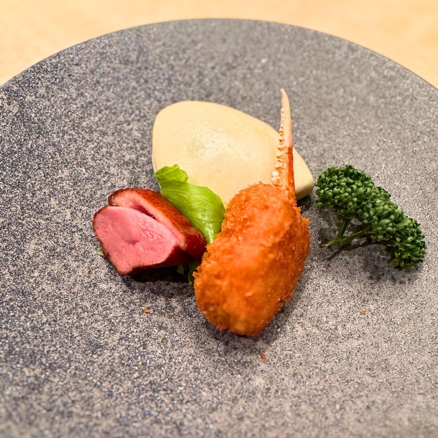 鴨の燻製と蟹爪フライの盛り合わせ。香ばしい香りとサクサク食感