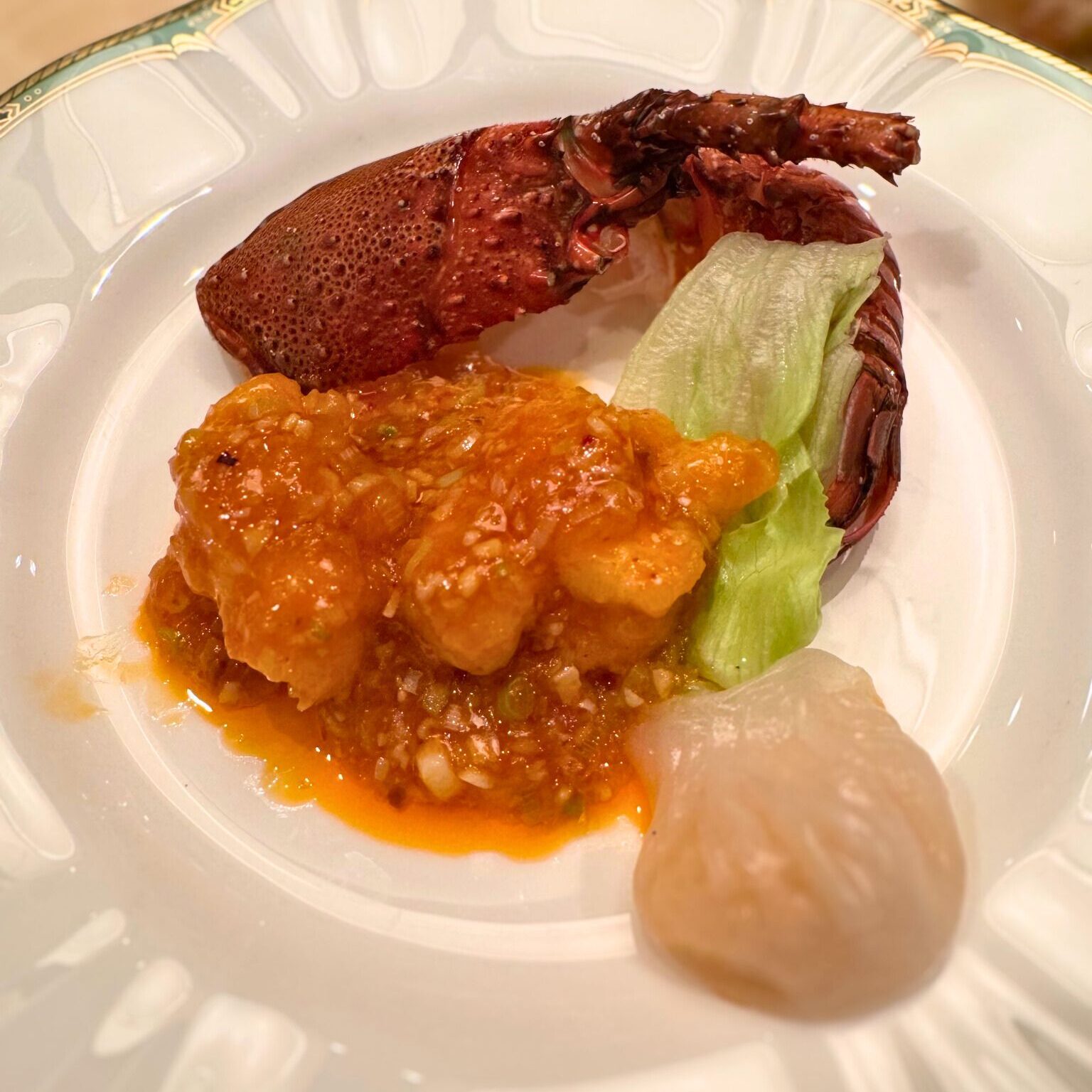 伊勢海老と海老チリソース煮。プリプリ食感とコクのあるソースが絶妙