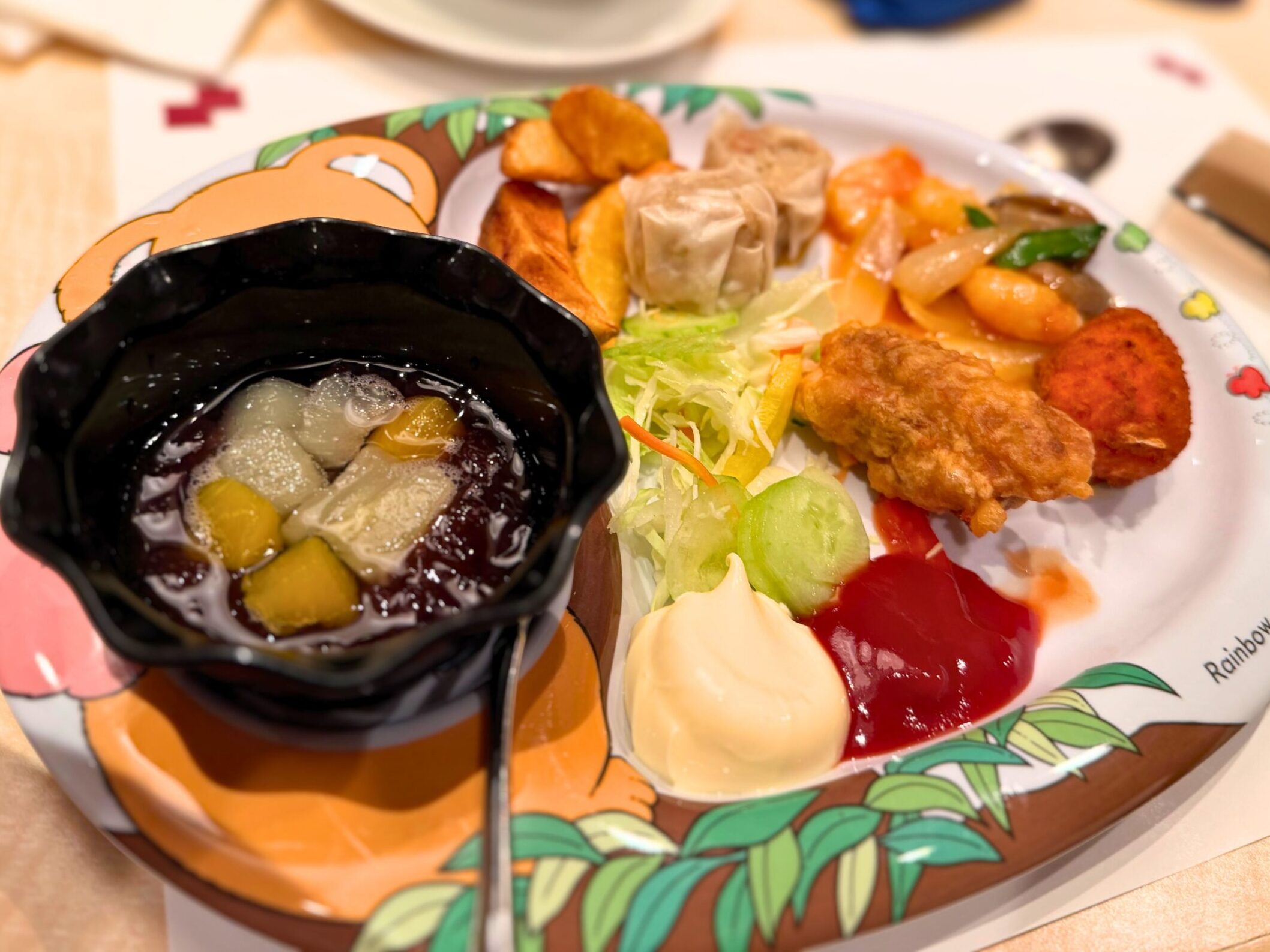 四川レストランのお子さまプレート。エビチリや唐揚げ、杏仁豆腐など子ども向けメニュー