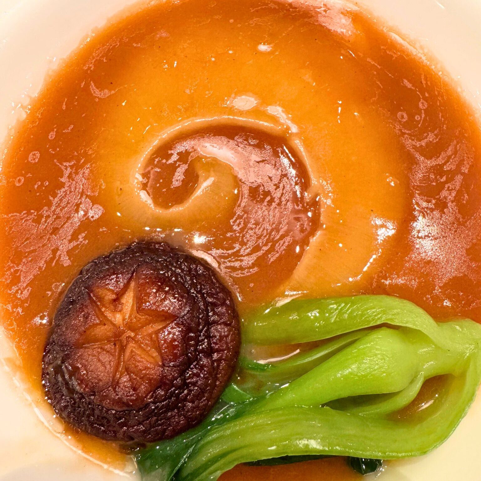 ふかひれ姿煮。濃厚なソースと椎茸、青菜のバランスが上品な一品