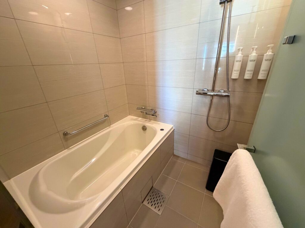 コートヤード名古屋のバスルーム|洗い場付きのバスタブとシャワーの清潔な水回り