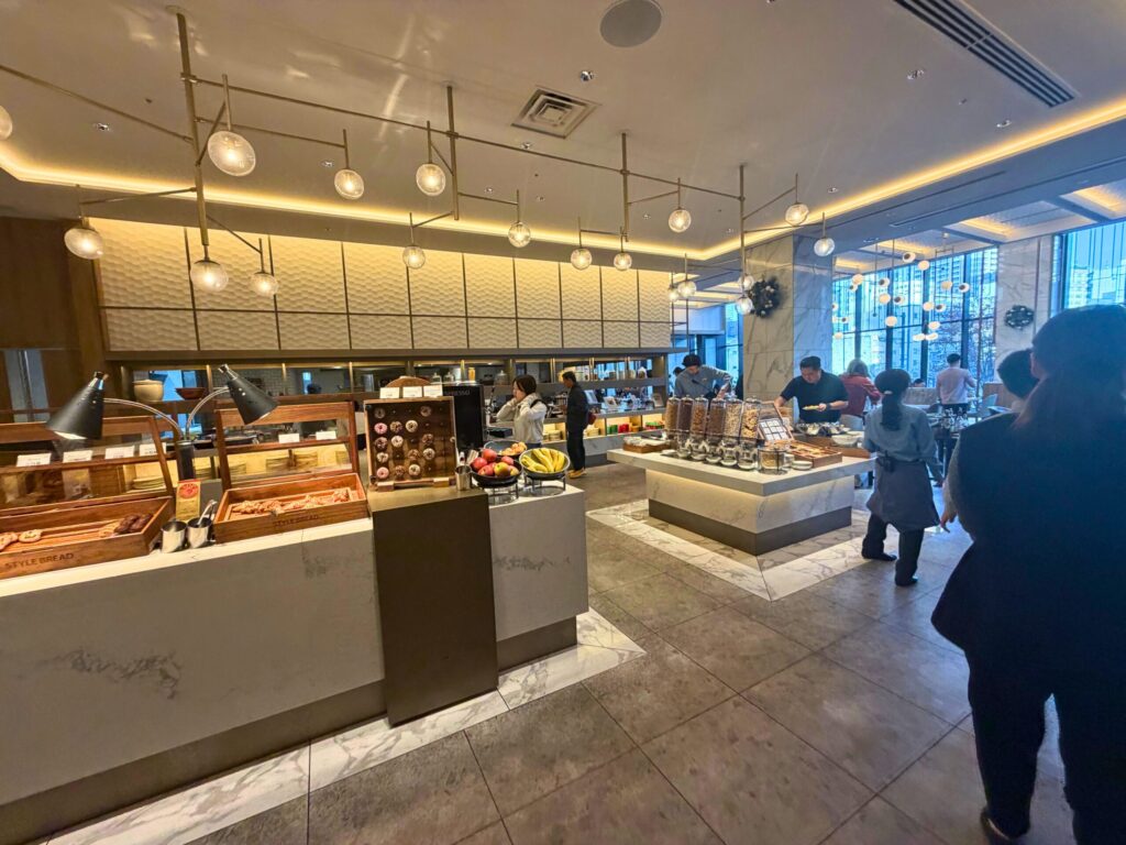 コートヤード名古屋「CRUST」の朝食ビュッフェ全体|パン・シリアル・サラダが並ぶ中央エリア