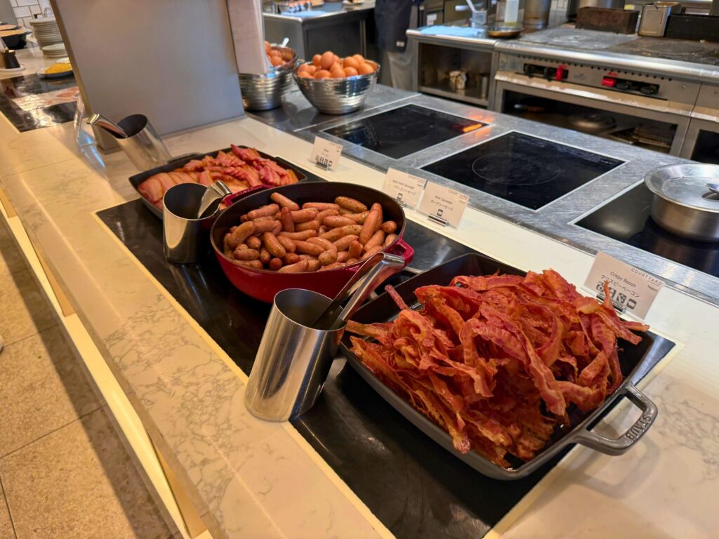 コートヤード名古屋の朝食ビュッフェ|ベーコン・ソーセージなど温かい料理の並ぶホットフードコーナー