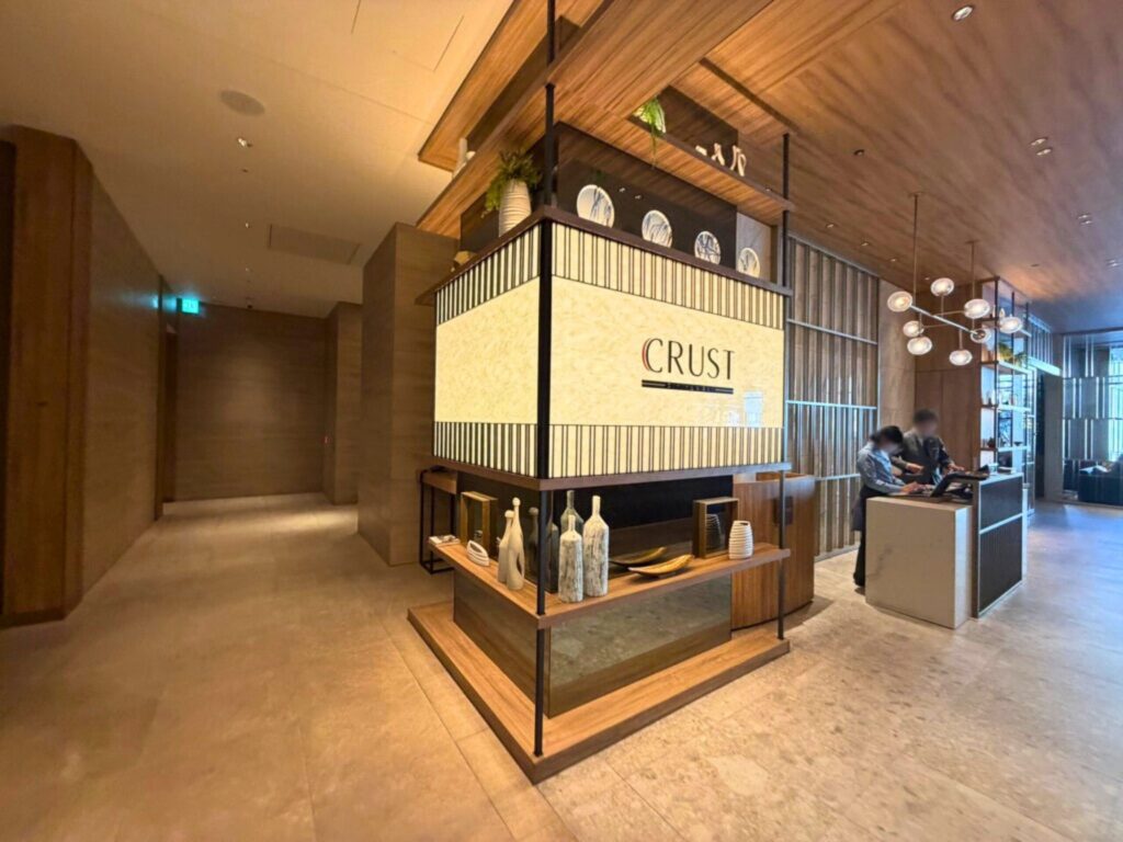 コートヤード名古屋1階レストランCRUSTの入口とレセプションカウンターの様子