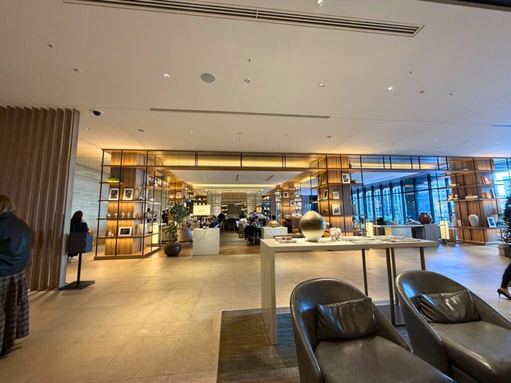 コートヤード名古屋のロビーとCRUST前のラウンジエリア|開放的な空間デザイン