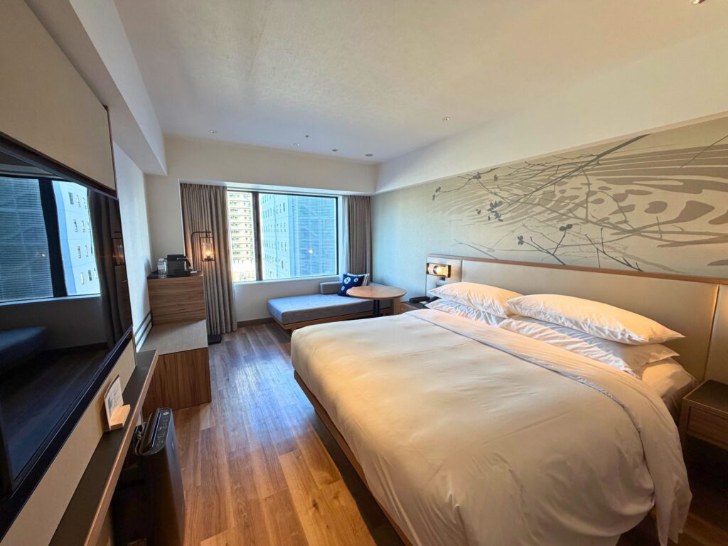 コートヤード名古屋のプレミアキングルーム|広さとベッド配置が分かる室内全景