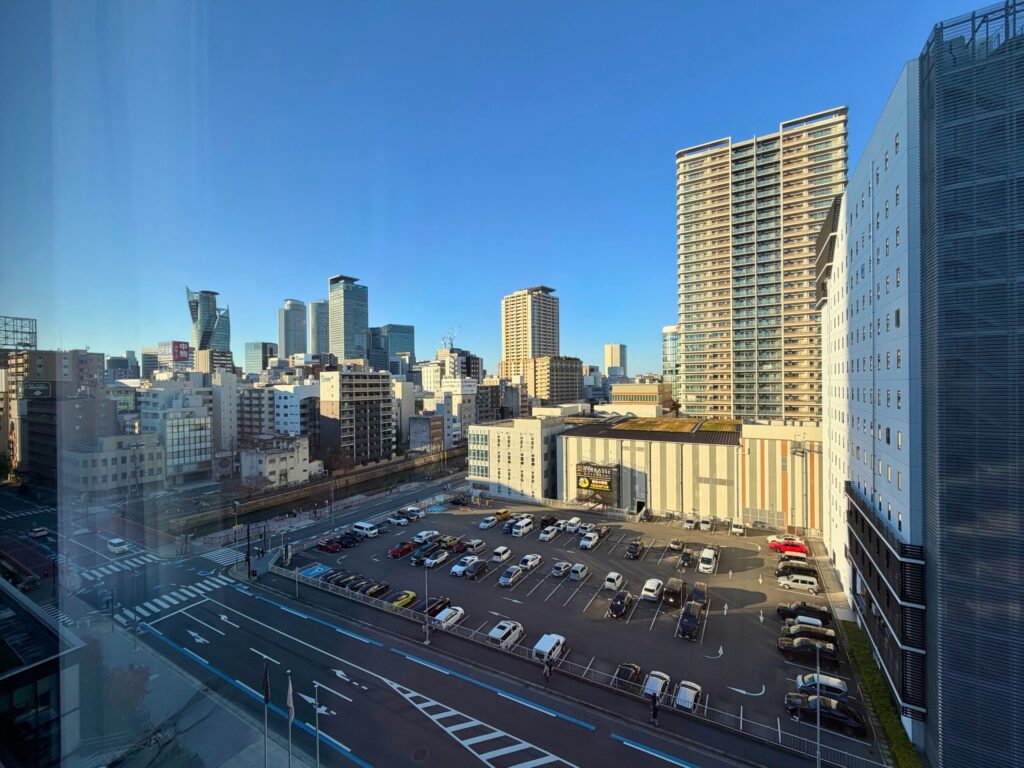 プレミアキングルームから見える名古屋駅方面の景色|高層ビル群と駐車場の眺望