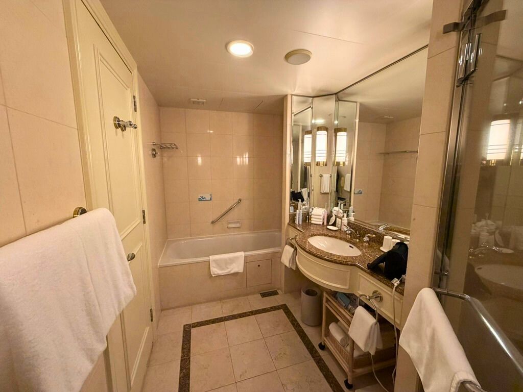 名古屋マリオットアソシアホテル デラックスツインのバスルーム(浴槽と洗面台)