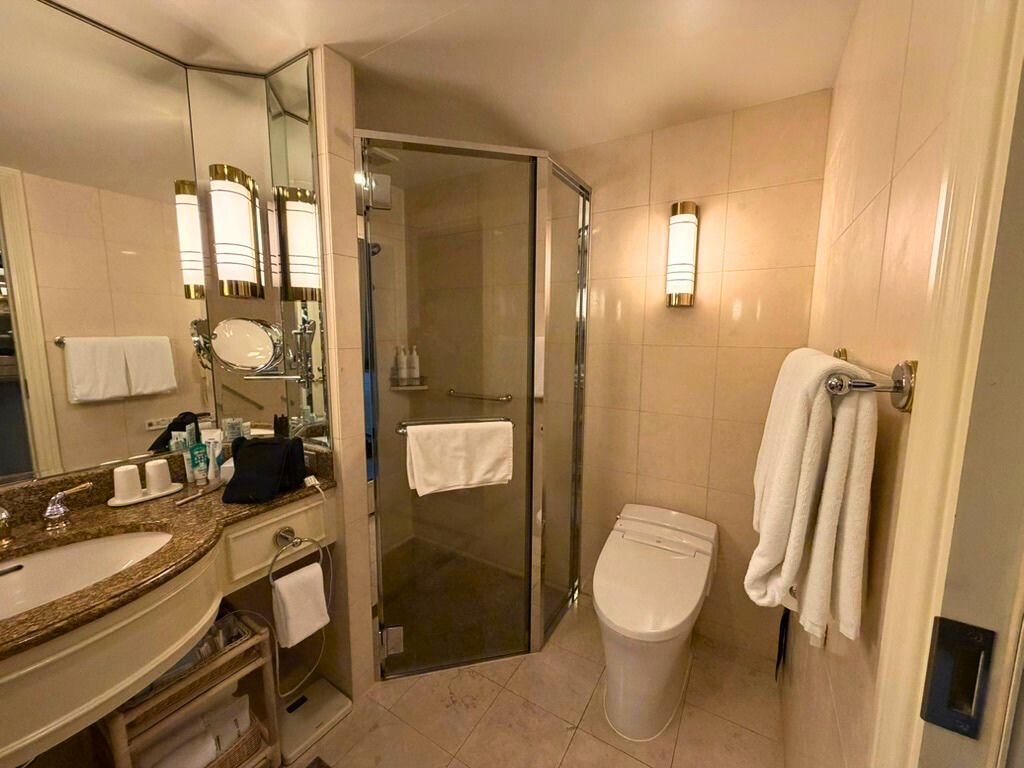 名古屋マリオットアソシアホテル デラックスツインのバスルーム(シャワーブースとトイレ)