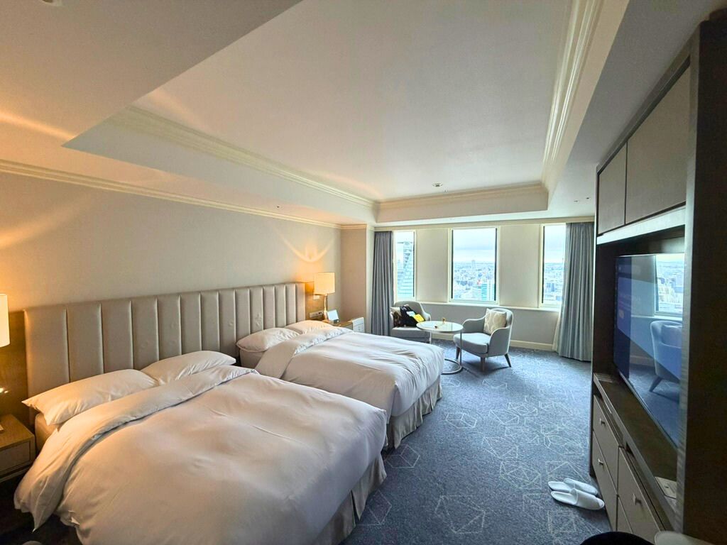 名古屋マリオットアソシアホテル デラックスツインの客室全景(ベッド2台と窓側のソファ)