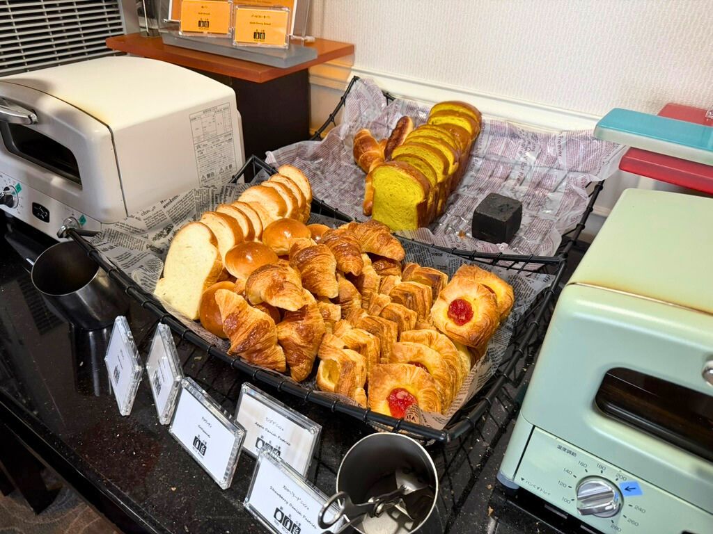 名古屋マリオットアソシアホテル エリートラウンジ朝食のパンとクロワッサン