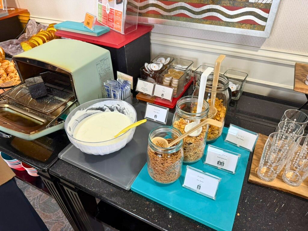 名古屋マリオットアソシアホテル エリートラウンジ朝食のシリアルとヨーグルト