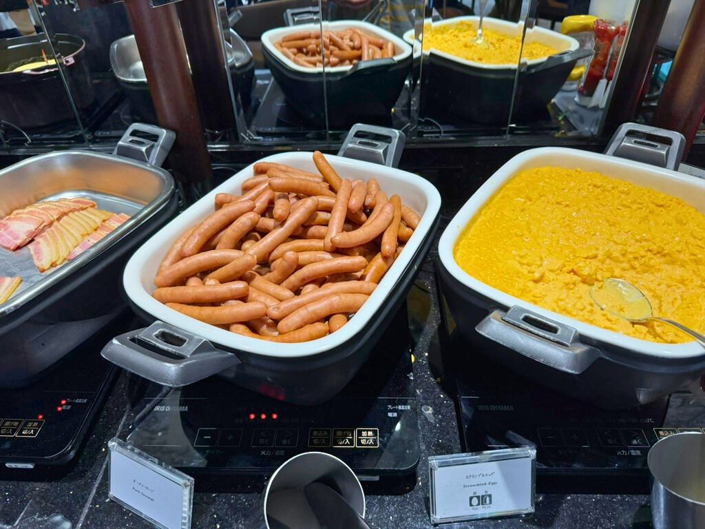 名古屋マリオットアソシアホテル エリートラウンジ朝食の温菜(ソーセージ・卵料理)