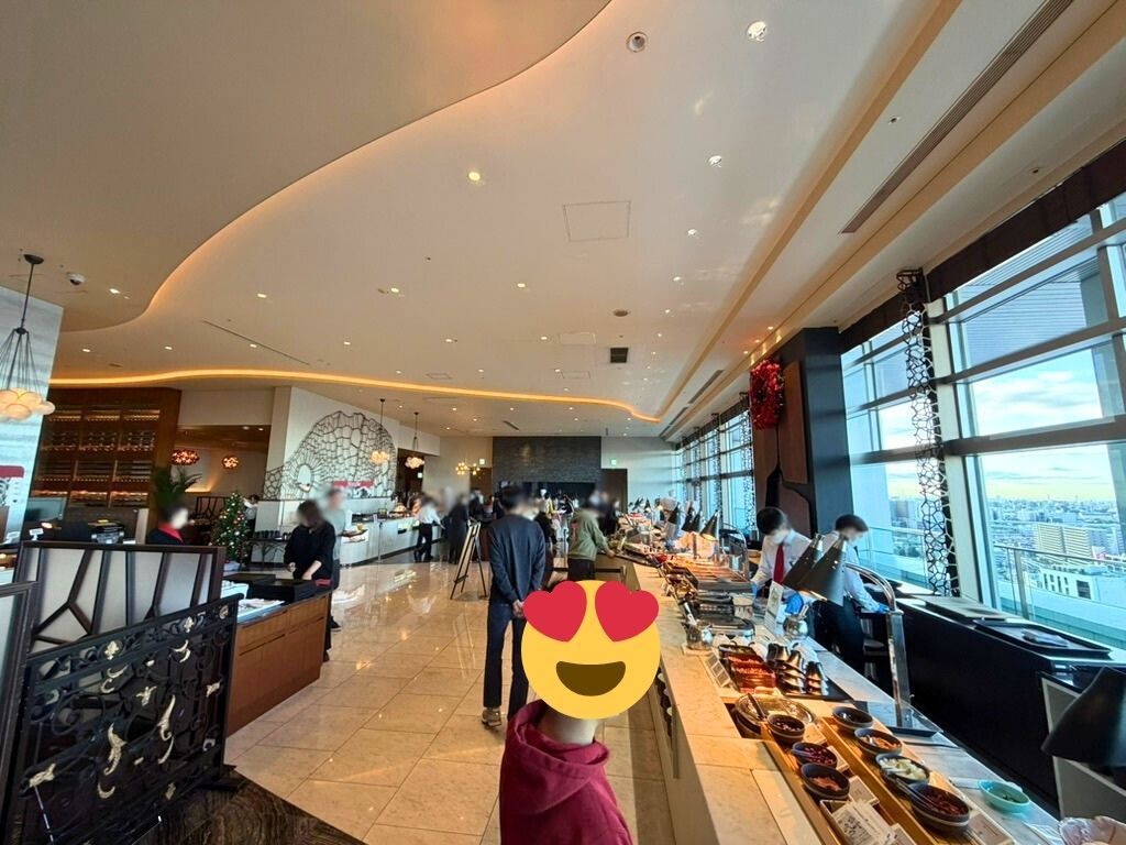 名古屋マリオットアソシアホテル 15階パーゴラ朝食ビュッフェの会場全体(窓側の席と料理台)