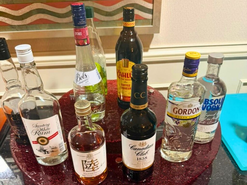 名古屋マリオットアソシア|エリートラウンジのカクテルタイムに並ぶ洋酒ボトル