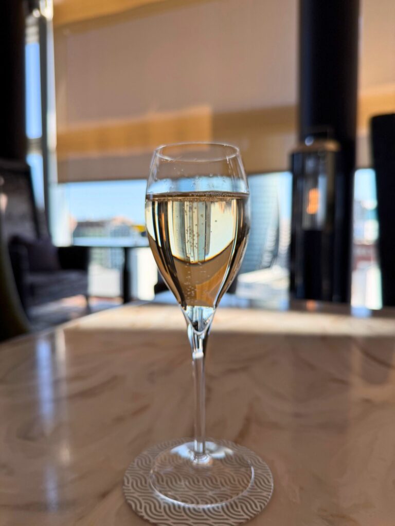 名古屋マリオットアソシアホテルのコンシェルジュラウンジでセルフサービス提供されていたシャンパン