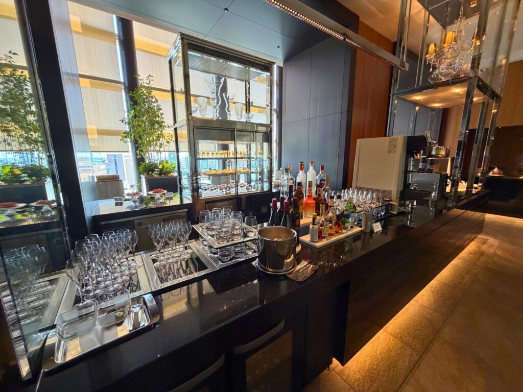 名古屋マリオットアソシアホテルのコンシェルジュラウンジ内にあるドリンクエリア