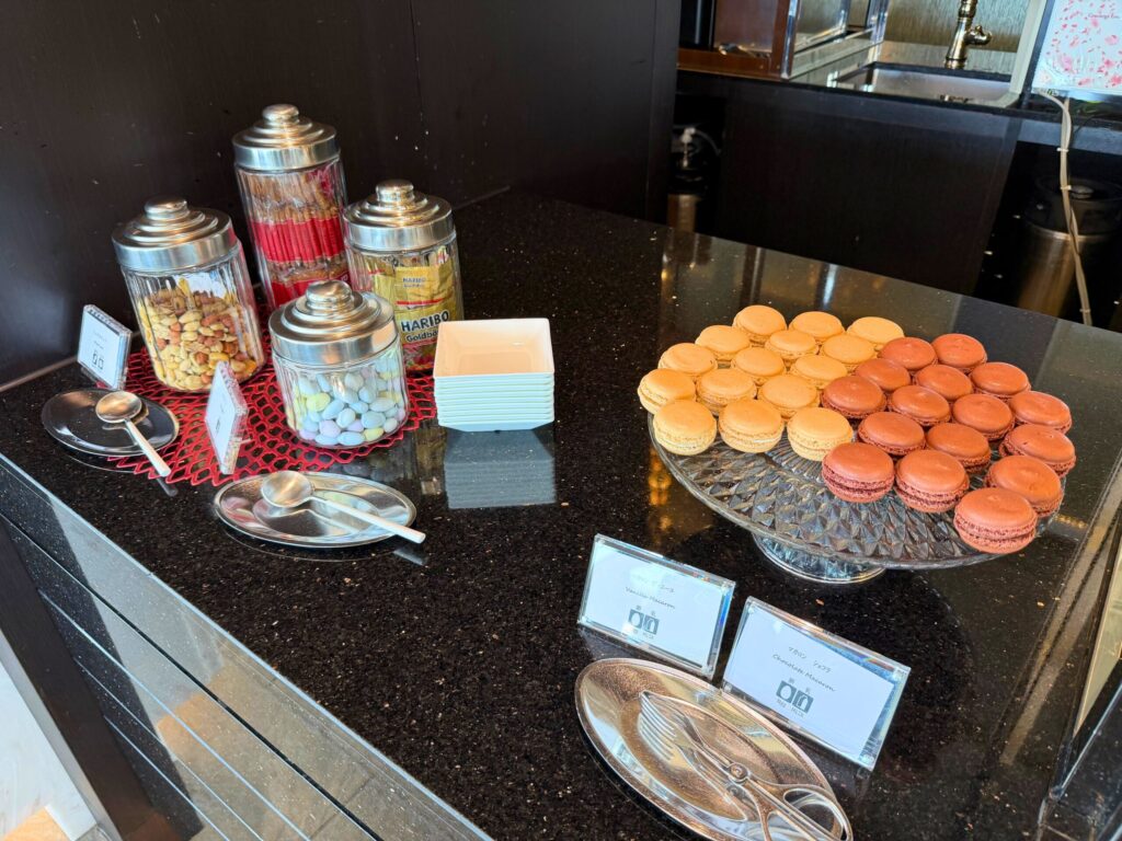 名古屋マリオットアソシアホテルのコンシェルジュラウンジに並ぶマカロンとスナック