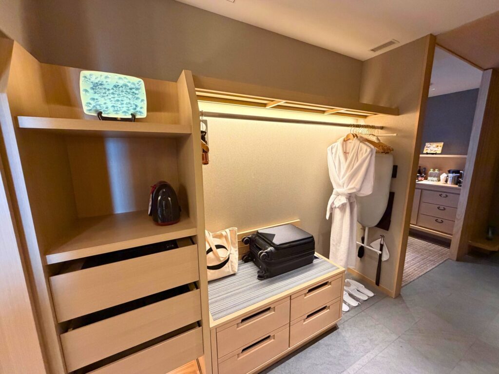 名古屋マリオットアソシアホテル 那古野スイートのクローゼットと荷物置きスペース