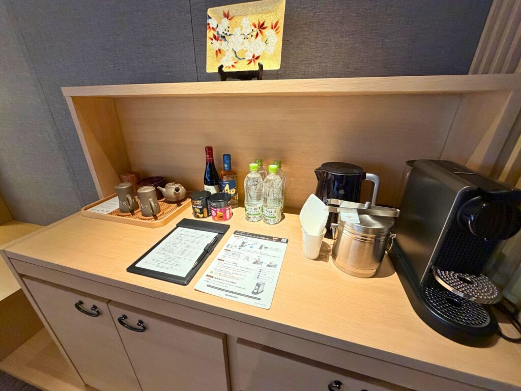 名古屋マリオットアソシアホテル 那古野スイートのミニバーとコーヒーマシン