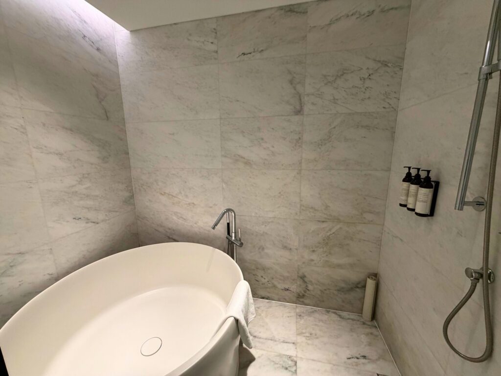 上海エディションのバスルームとバスタブ