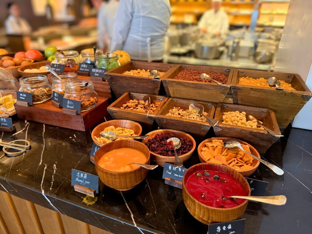 上海エディション朝食ビュッフェのシリアルとドライフルーツ