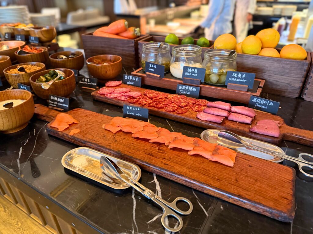 上海エディション朝食ビュッフェのコールドカットとスモークサーモン