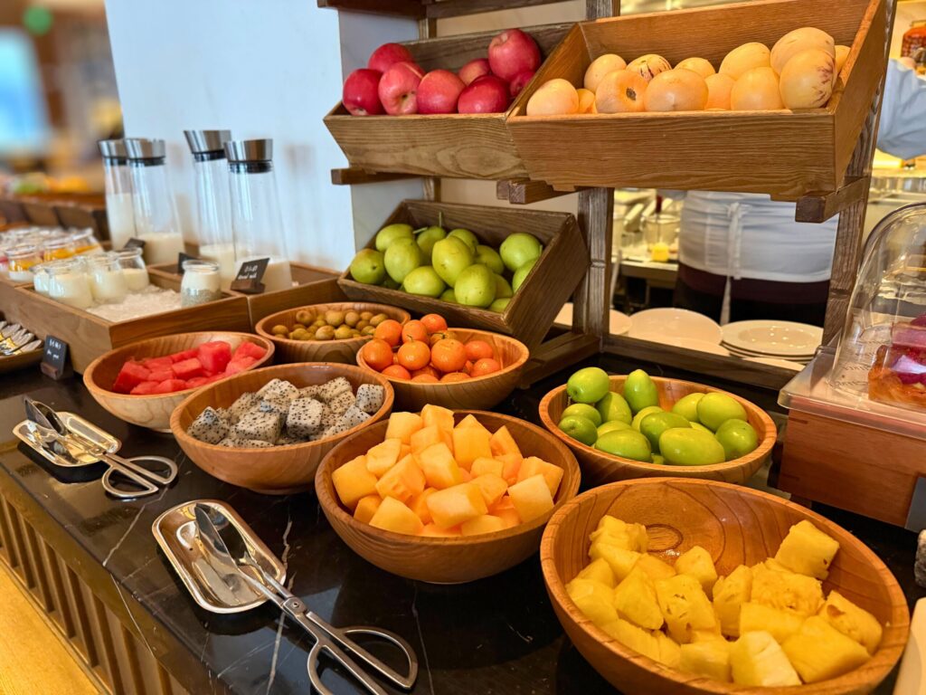 上海エディション朝食ビュッフェのフルーツコーナー