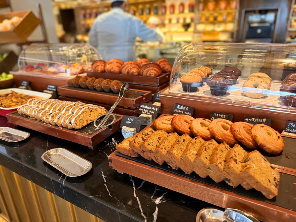 上海エディション朝食ビュッフェのペストリーとマフィン