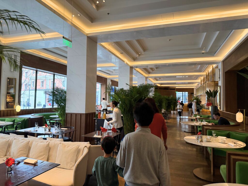 上海エディションの朝食会場 Shanghai Tavern の店内風景