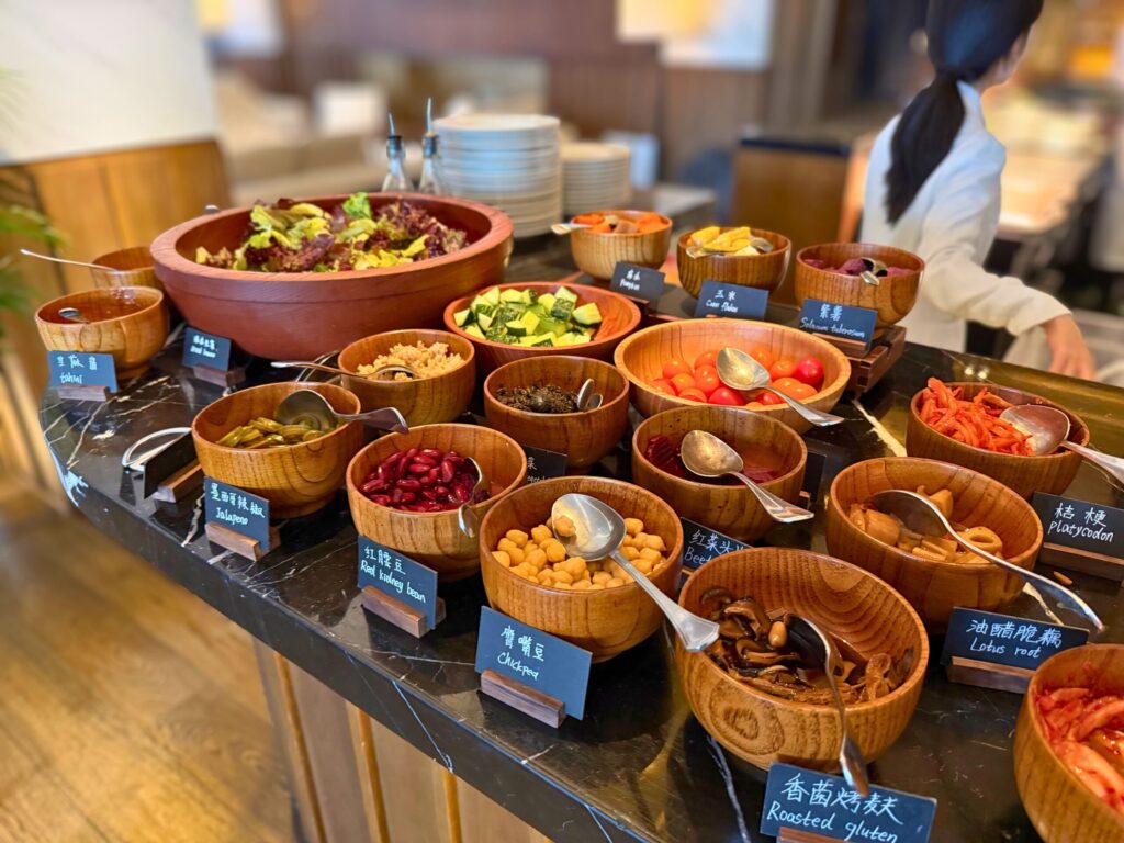 上海エディション朝食ビュッフェのサラダコーナー