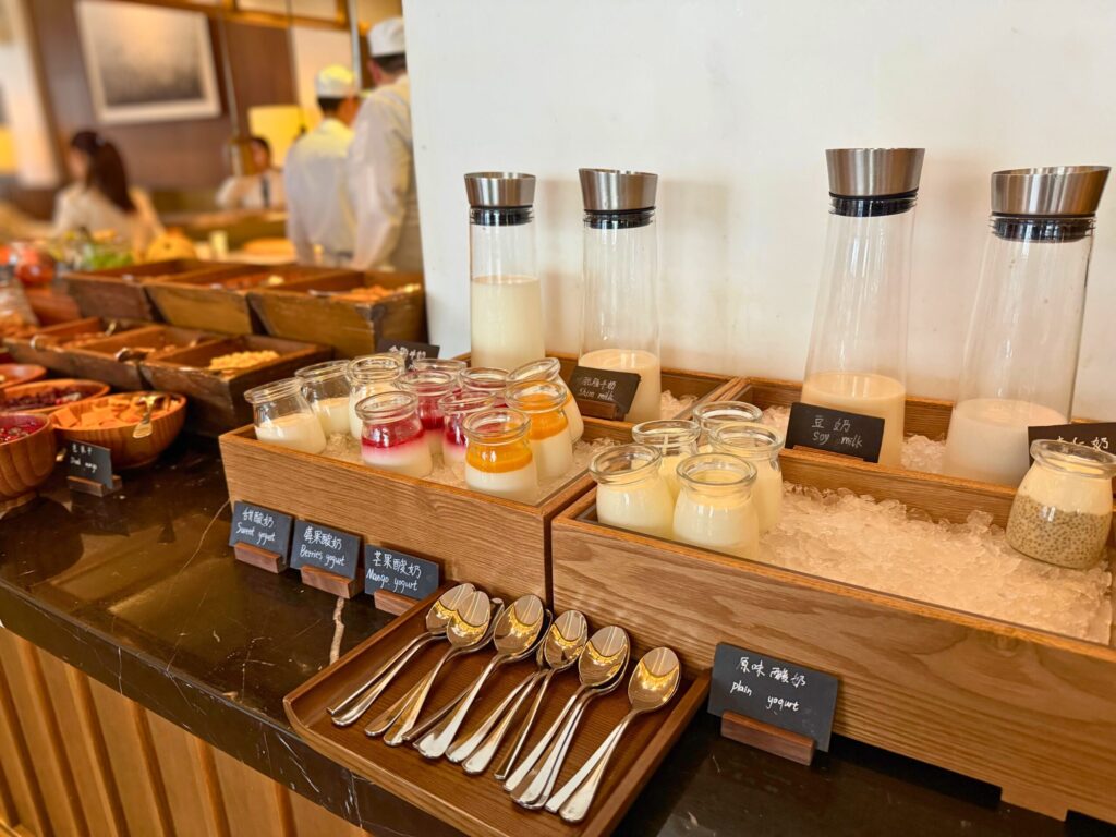 上海エディション朝食ビュッフェのヨーグルトとミルク