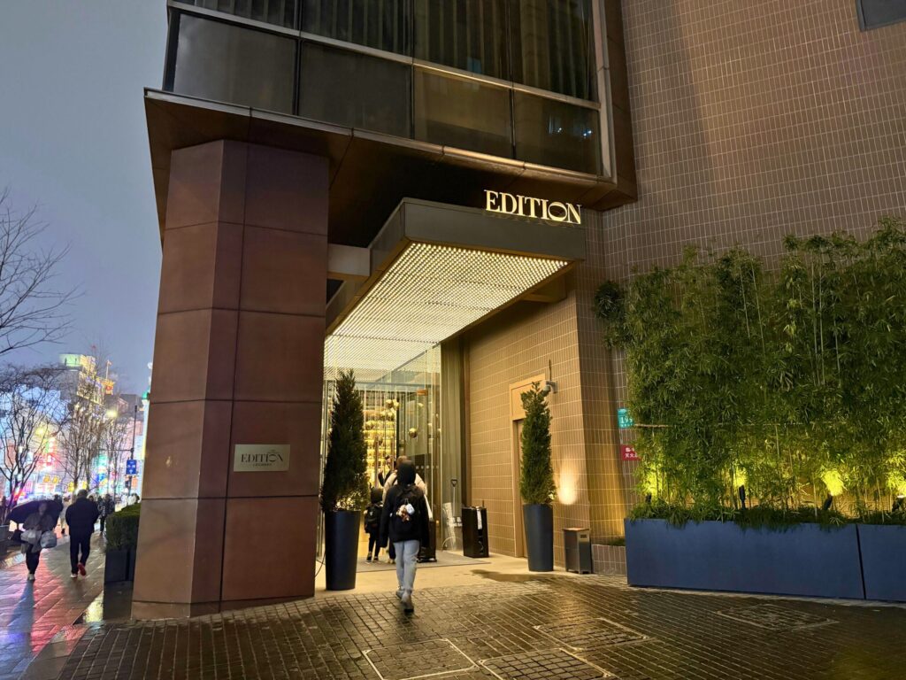 上海エディションの夜のエントランス外観