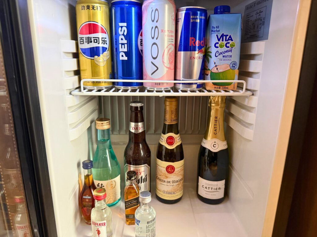 上海エディションの客室ミニバー冷蔵庫の中身