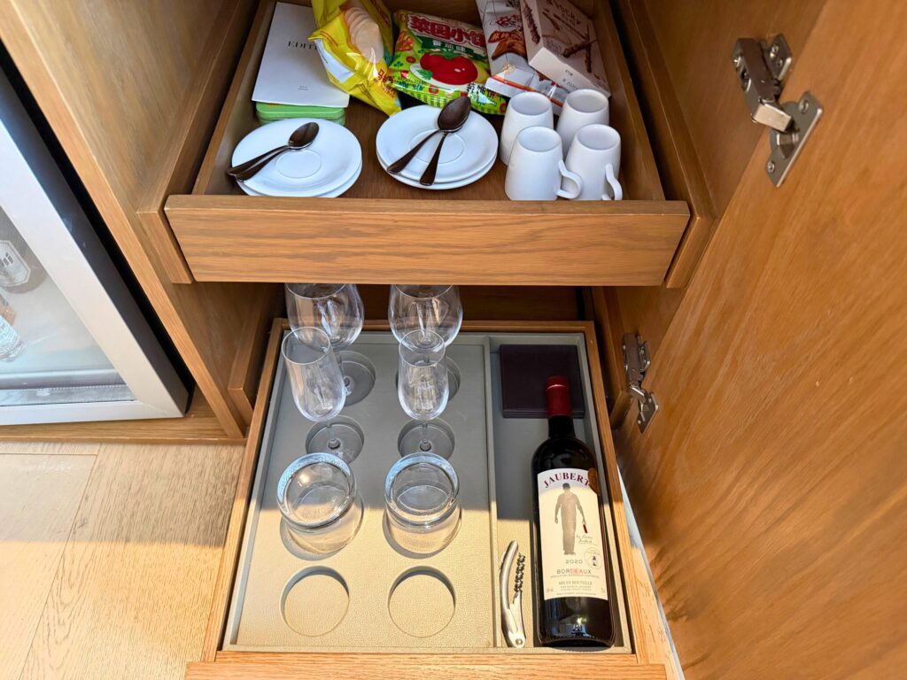 上海エディションの客室ミニバーとスナック類