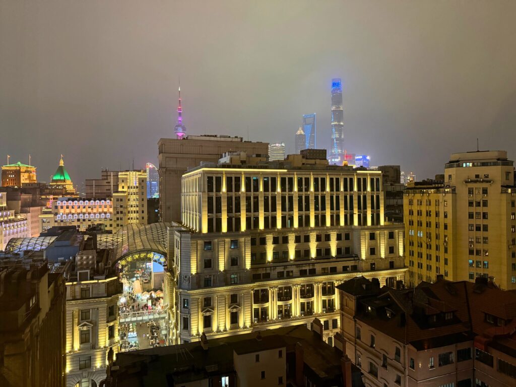 上海エディションの客室から見た上海の夜景