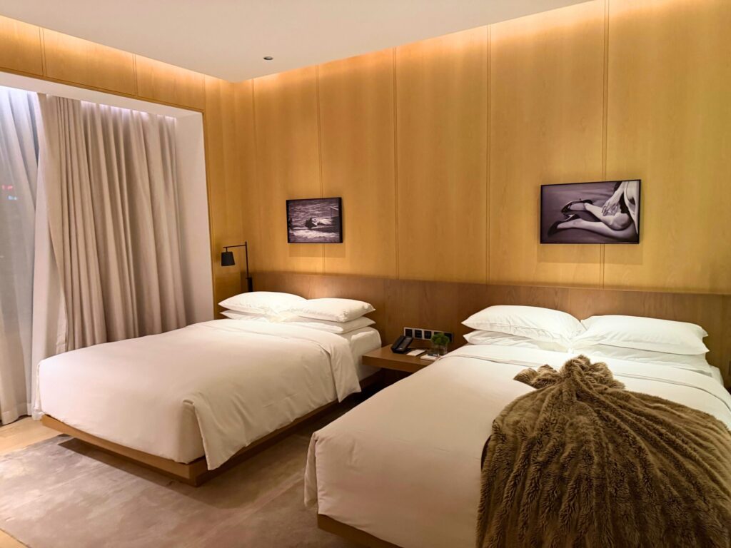 上海エディションのツインルーム全体