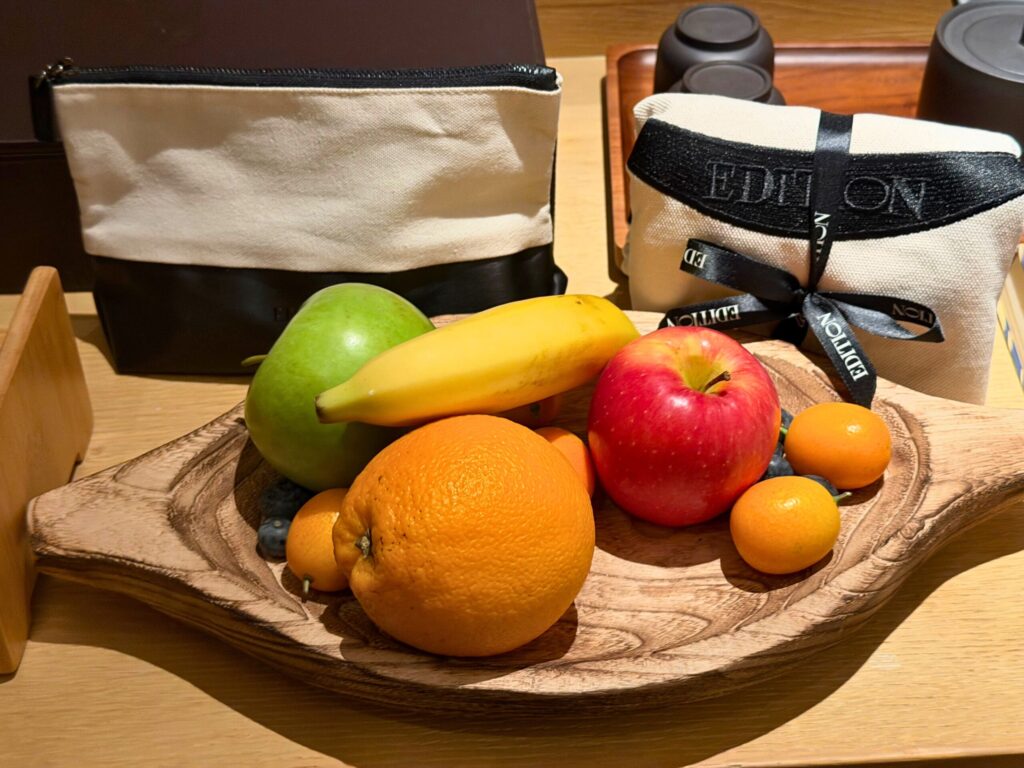 上海エディションのウェルカムフルーツとアメニティポーチ