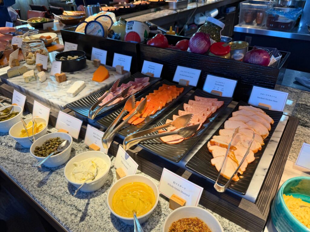 セントレジス大阪の朝食ビュッフェ コールドミールとチーズ