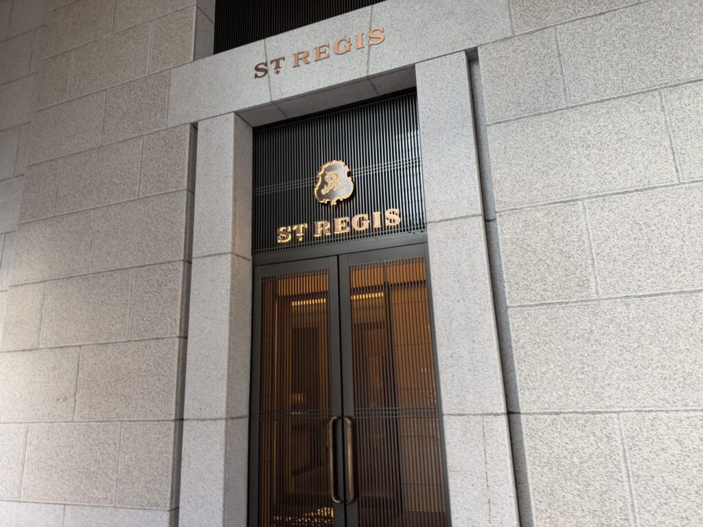 セントレジス大阪のエントランスサイン