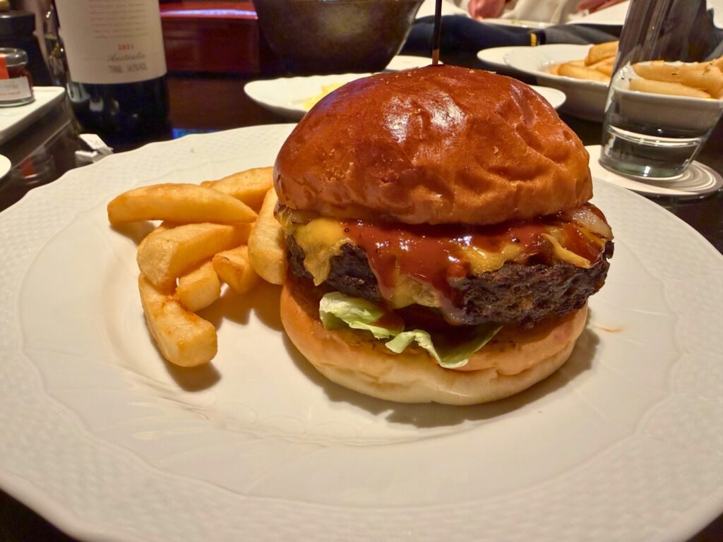 st-regis-osaka-in-room-dining-hamburger