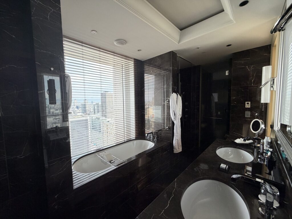 セントレジス大阪 百合スイートのバスルーム全景