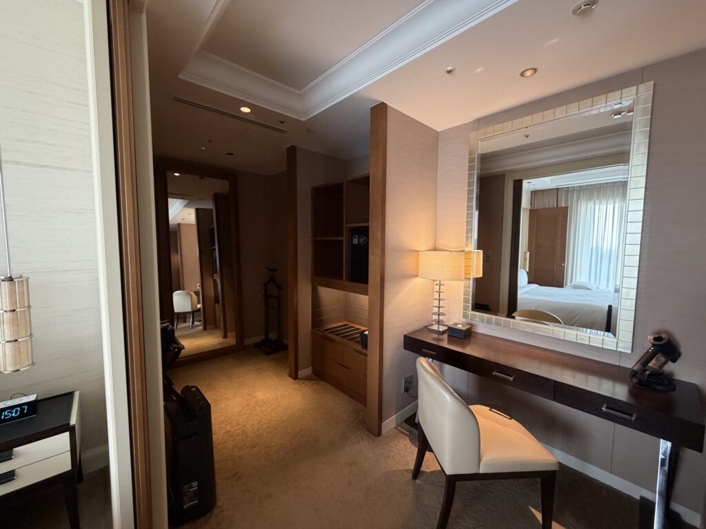 セントレジス大阪 百合スイートのドレッサーとクローゼット周辺