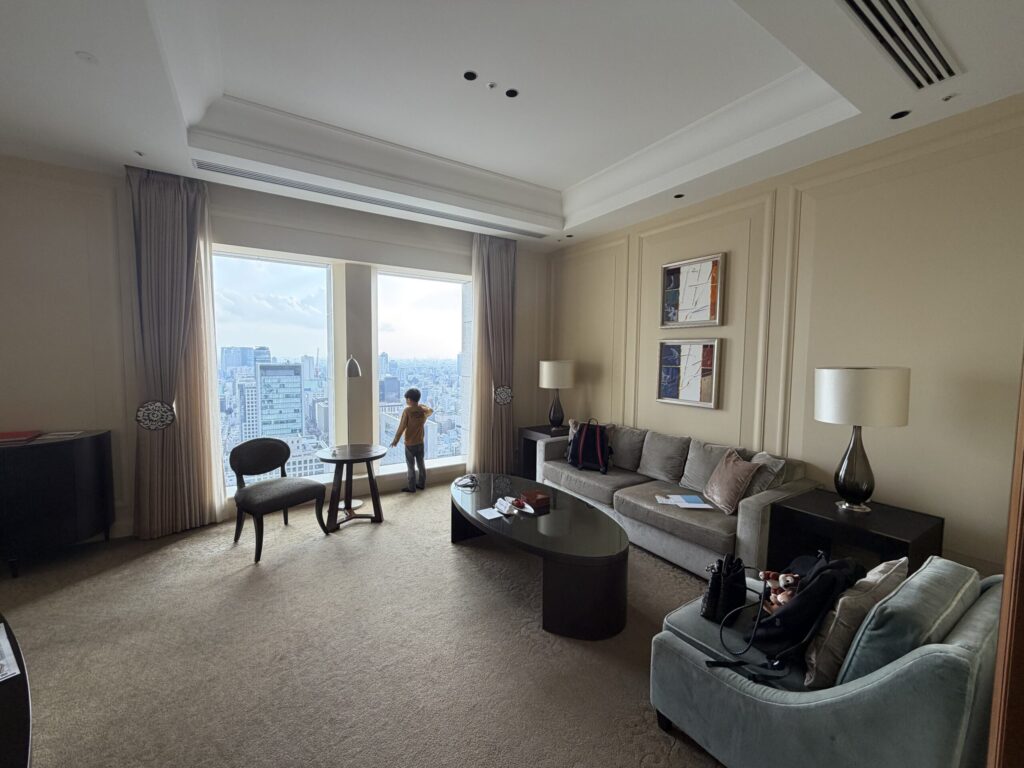 セントレジス大阪 百合スイートのリビングルーム全景